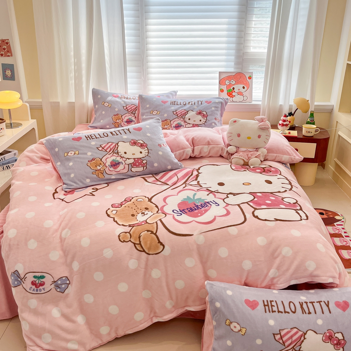 91家纺网 家纺一手货源 找家纺 金爱家 2025新品大版卡通平网数码印花加厚高克重牛奶绒皮卡丘系列四件套 绒大版-糖果kt