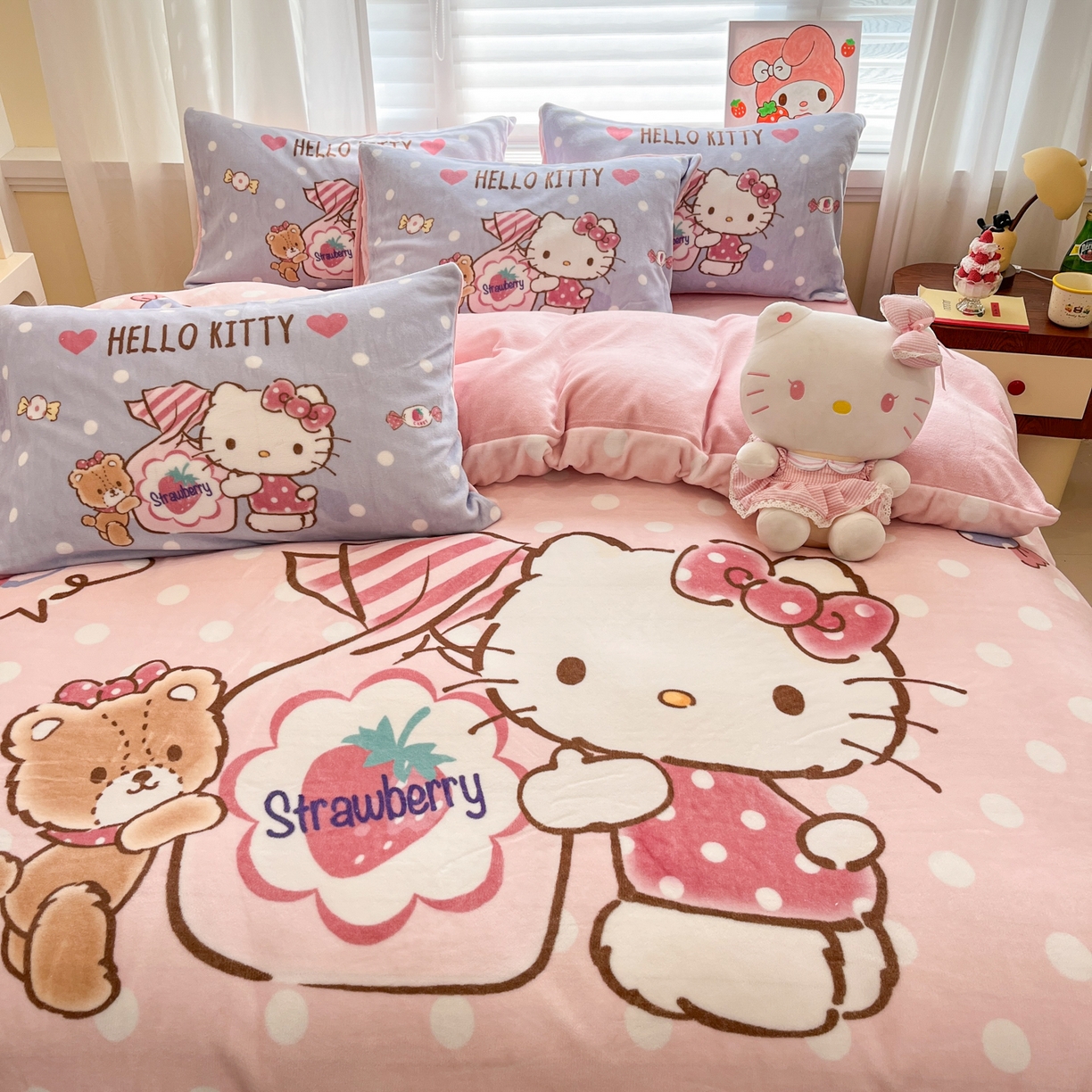 91家纺网 家纺一手货源 找家纺 金爱家 2025新品大版卡通平网数码印花加厚高克重牛奶绒皮卡丘系列四件套 绒大版-糖果kt