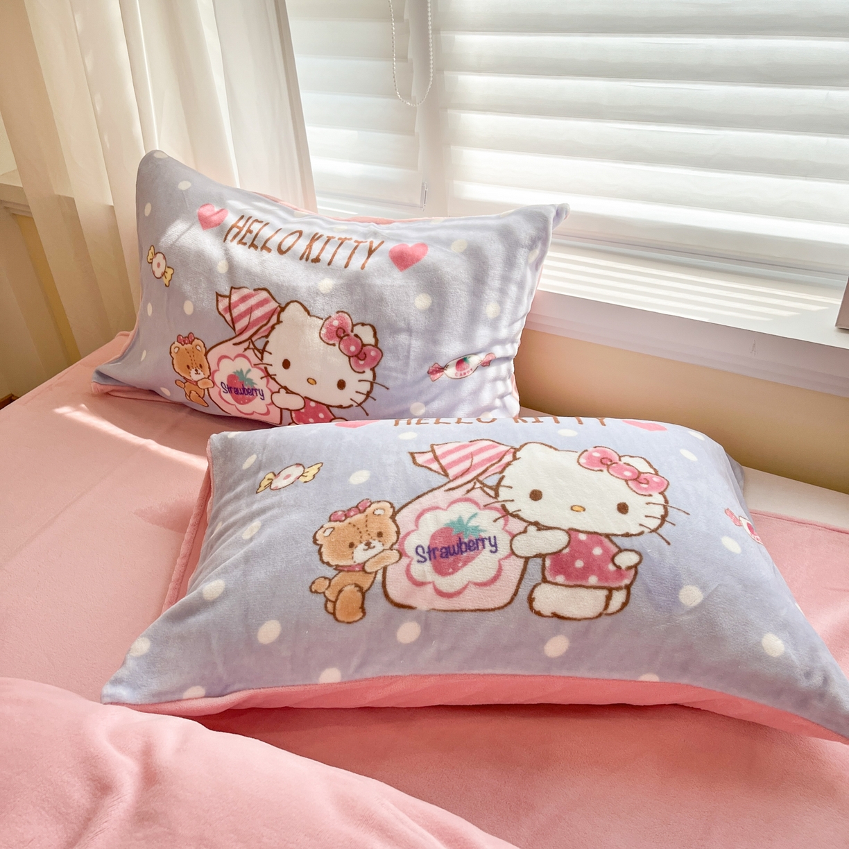 91家纺网 家纺一手货源 找家纺 金爱家 2025新品大版卡通平网数码印花加厚高克重牛奶绒皮卡丘系列四件套 绒大版-糖果kt