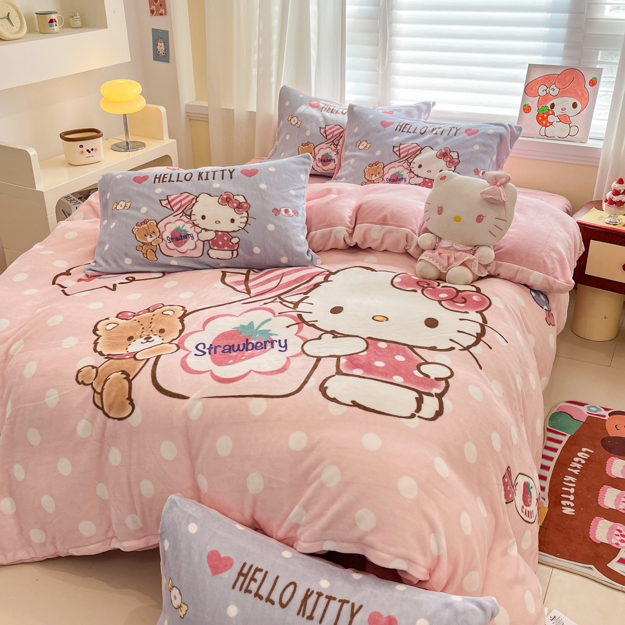 91家纺网 家纺一手货源 找家纺 金爱家 2025新品大版卡通平网数码印花加厚高克重牛奶绒皮卡丘系列四件套 绒大版-糖果kt