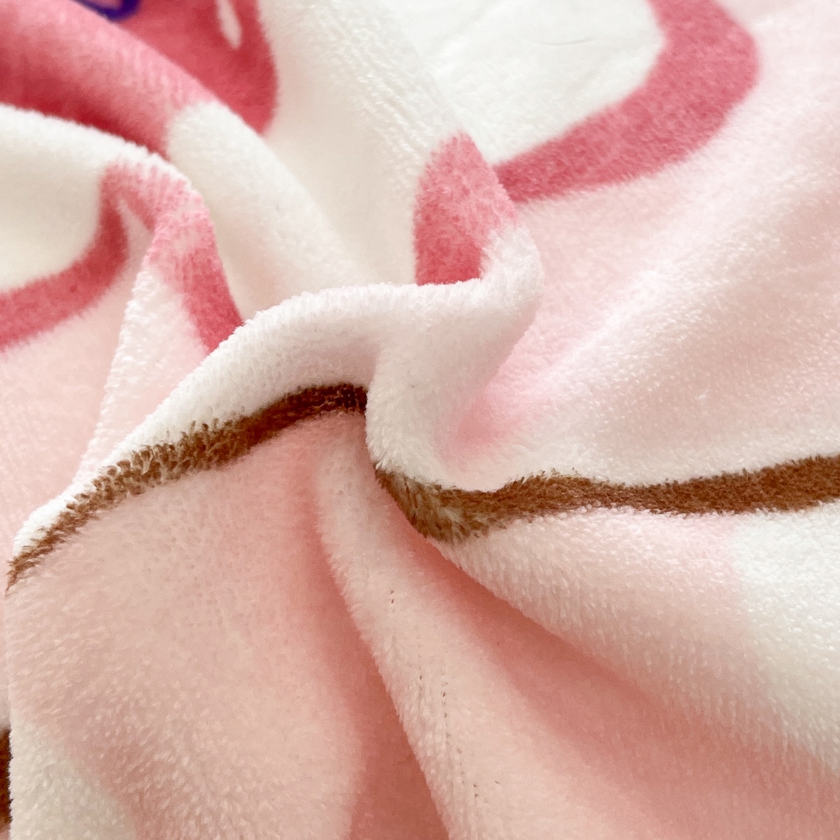 91家纺网 家纺一手货源 找家纺 金爱家 2025新品大版卡通平网数码印花加厚高克重牛奶绒皮卡丘系列四件套 绒大版-糖果kt