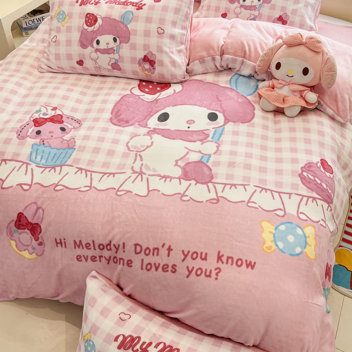 91家纺网 家纺一手货源 找家纺 金爱家 2025新品大版卡通平网数码印花加厚高克重牛奶绒皮卡丘系列四件套 绒大版-星黛美乐蒂