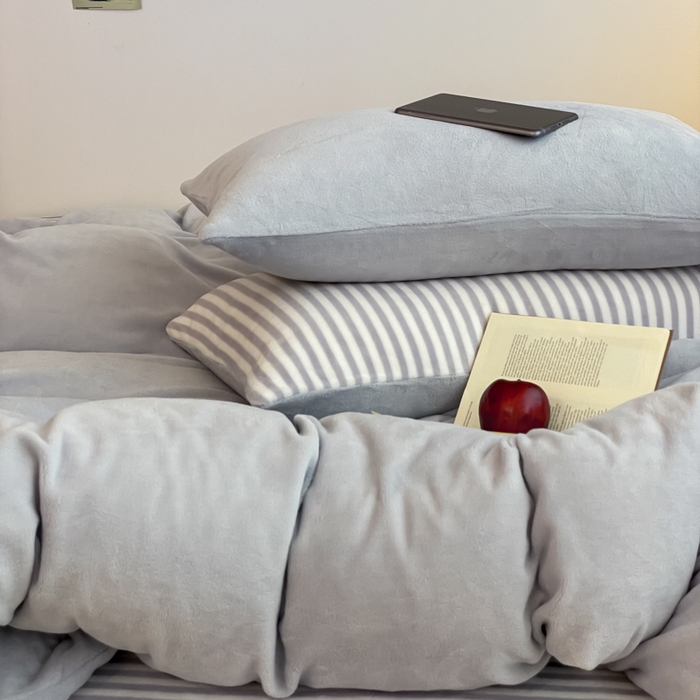 91家纺网 家纺一手货源 找家纺 三朵家纺 2025新款法莱绒混搭四件套 粉兰+细条