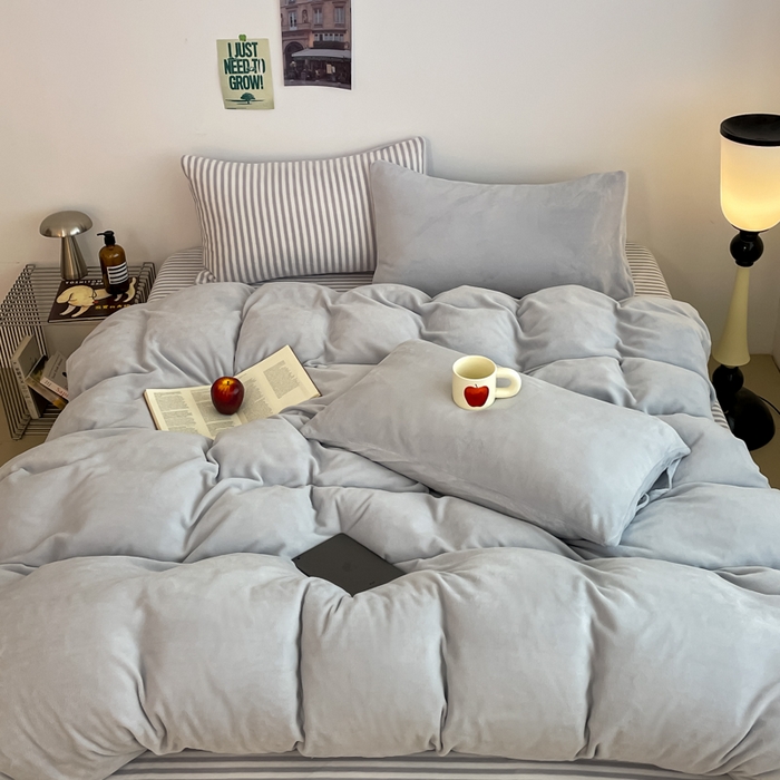 91家纺网 家纺一手货源 找家纺 三朵家纺 2025新款法莱绒混搭四件套 粉兰+细条