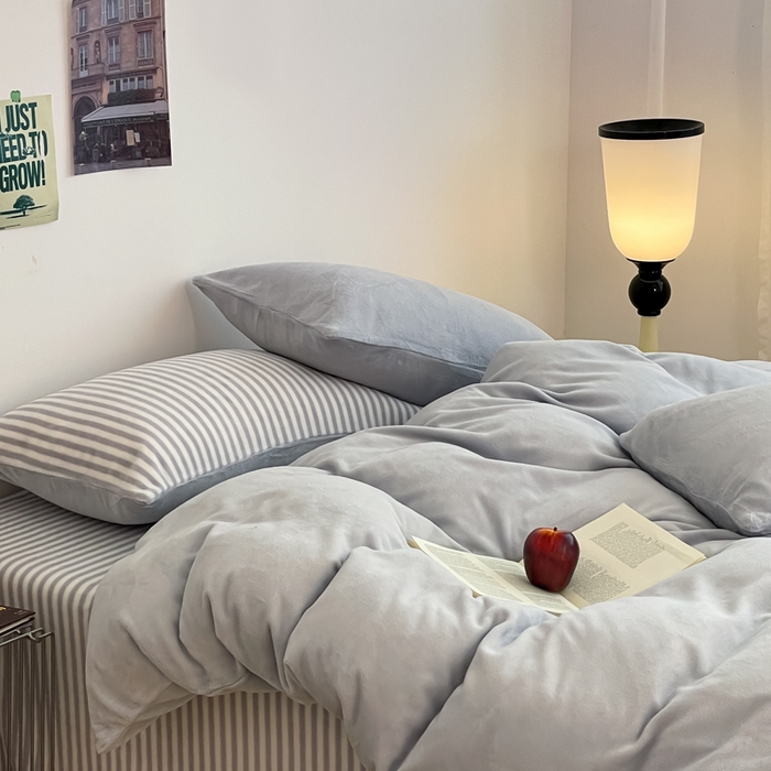 91家纺网 家纺一手货源 找家纺 三朵家纺 2025新款法莱绒混搭四件套 粉兰+细条