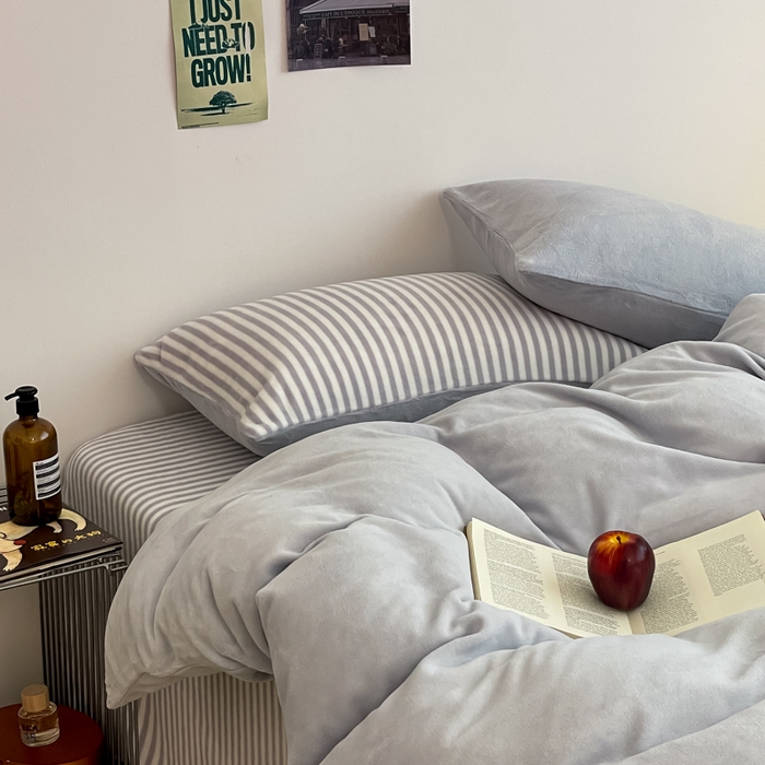 91家纺网 家纺一手货源 找家纺 三朵家纺 2025新款法莱绒混搭四件套 粉兰+细条