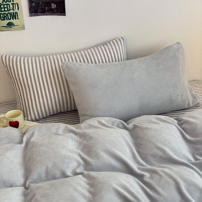 91家纺网 家纺一手货源 找家纺 三朵家纺 2025新款法莱绒混搭四件套 粉兰+细条