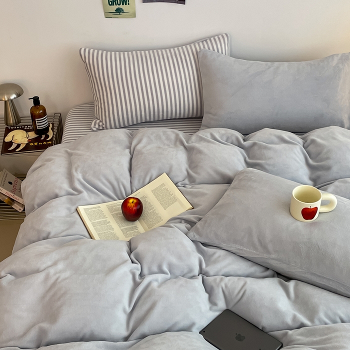 91家纺网 家纺一手货源 找家纺 三朵家纺 2025新款法莱绒混搭四件套 粉兰+细条