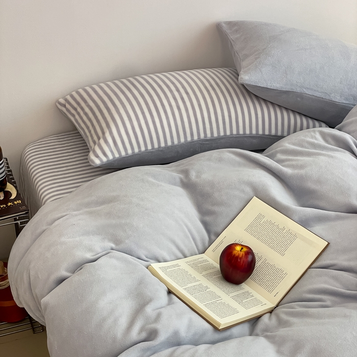 91家纺网 家纺一手货源 找家纺 三朵家纺 2025新款法莱绒混搭四件套 粉兰+细条