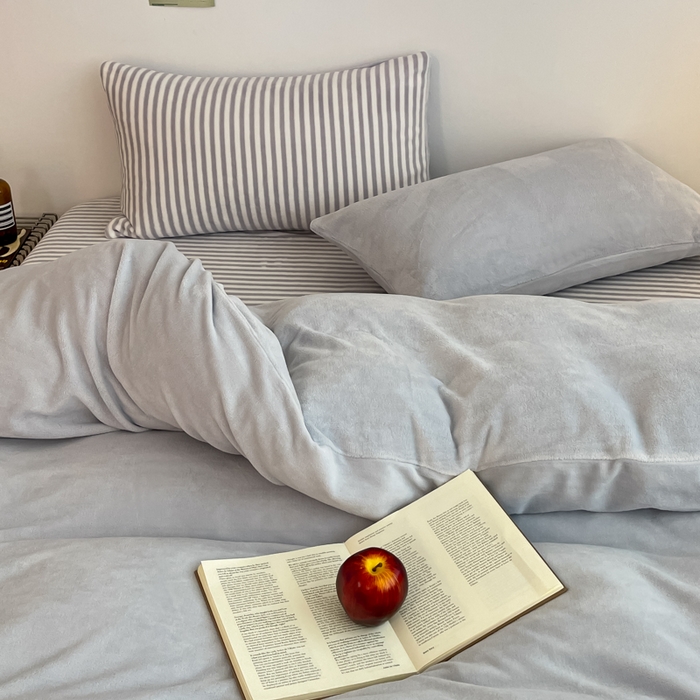 91家纺网 家纺一手货源 找家纺 三朵家纺 2025新款法莱绒混搭四件套 粉兰+细条