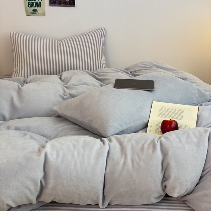 91家纺网 家纺一手货源 找家纺 三朵家纺 2025新款法莱绒混搭四件套 粉兰+细条