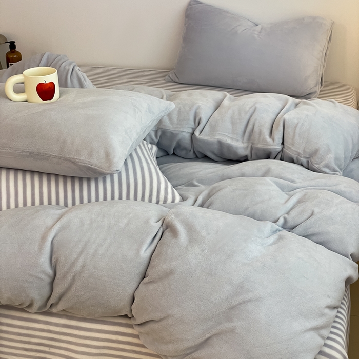 91家纺网 家纺一手货源 找家纺 三朵家纺 2025新款法莱绒混搭四件套 粉兰+细条