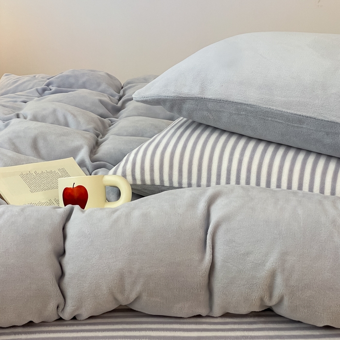 91家纺网 家纺一手货源 找家纺 三朵家纺 2025新款法莱绒混搭四件套 粉兰+细条