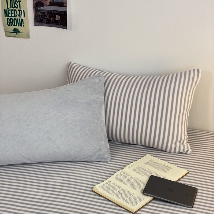 91家纺网 家纺一手货源 找家纺 三朵家纺 2025新款法莱绒混搭四件套 粉兰+细条