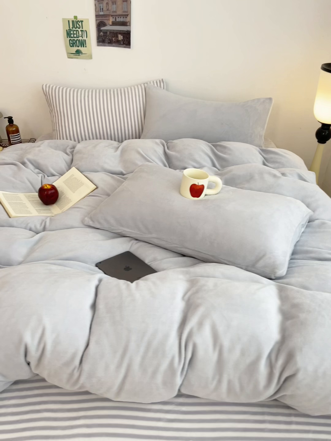 91家纺网 家纺一手货源 找家纺 三朵家纺 2025新款法莱绒混搭四件套 粉兰+细条