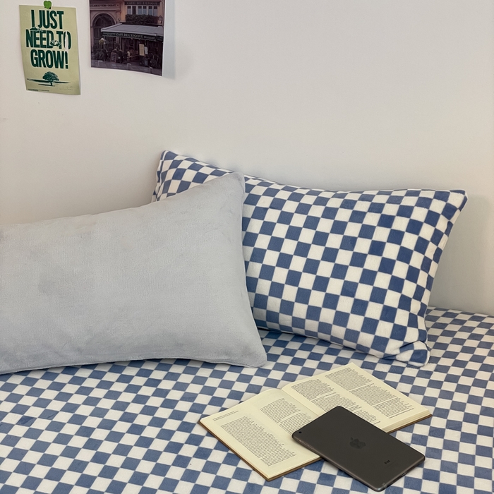 91家纺网 家纺一手货源 找家纺 三朵家纺 2025新款法莱绒混搭四件套 粉蓝+蓝格