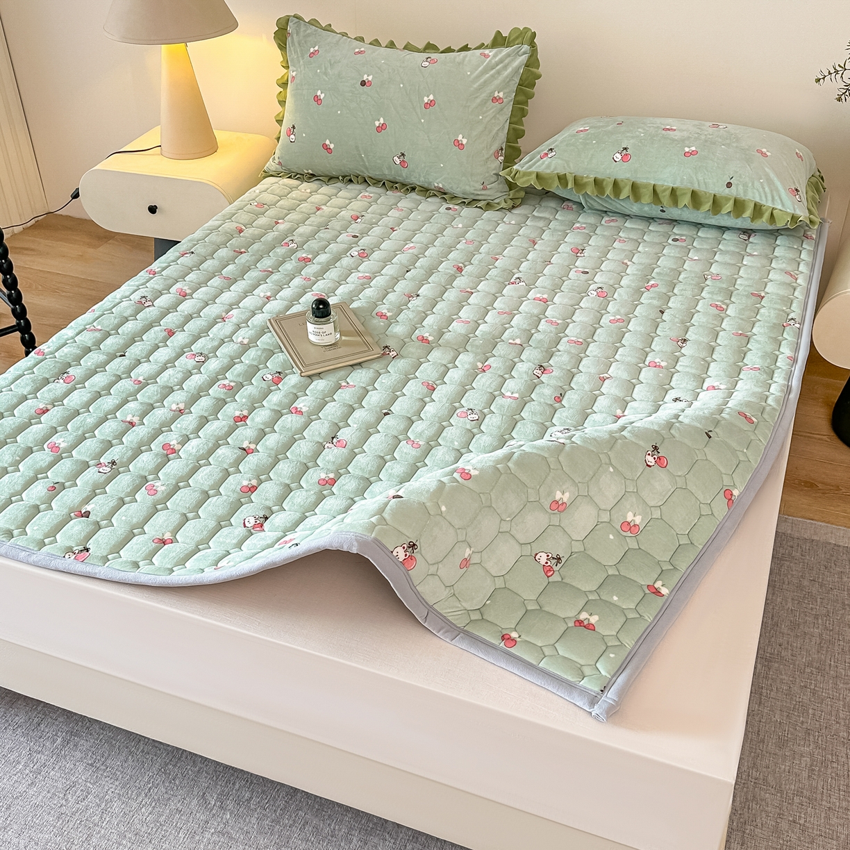 91家纺网 家纺一手货源 找家纺 手艺人家纺 2025新款 新格子宝宝绒床垫 DT51