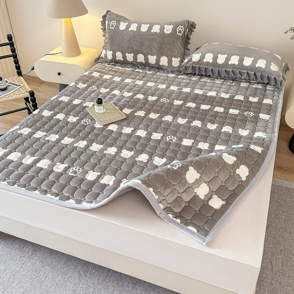 91家纺网 家纺一手货源 找家纺 手艺人家纺 2025新款 新格子宝宝绒床垫 DT52