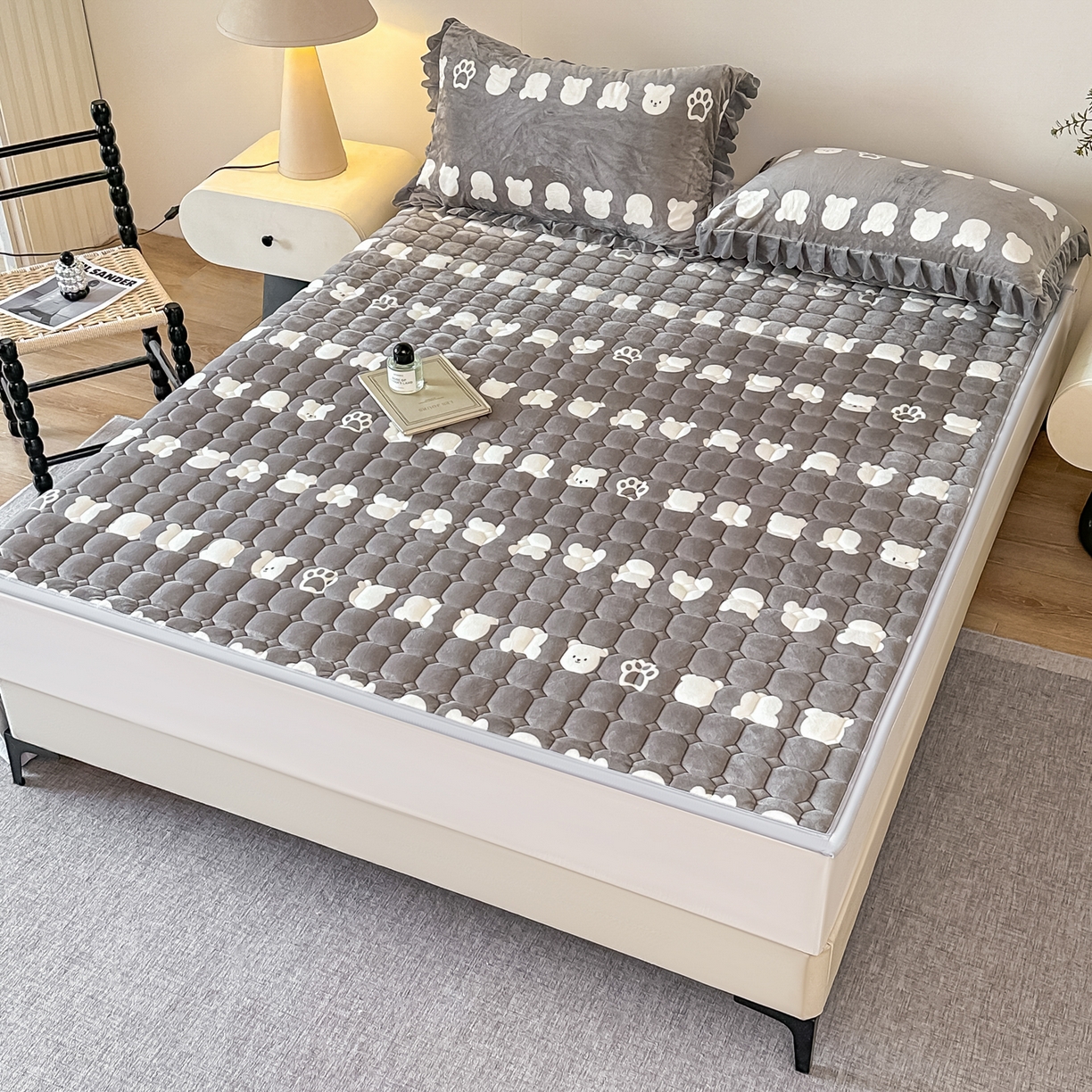 91家纺网 家纺一手货源 找家纺 手艺人家纺 2025新款 新格子宝宝绒床垫 DT52