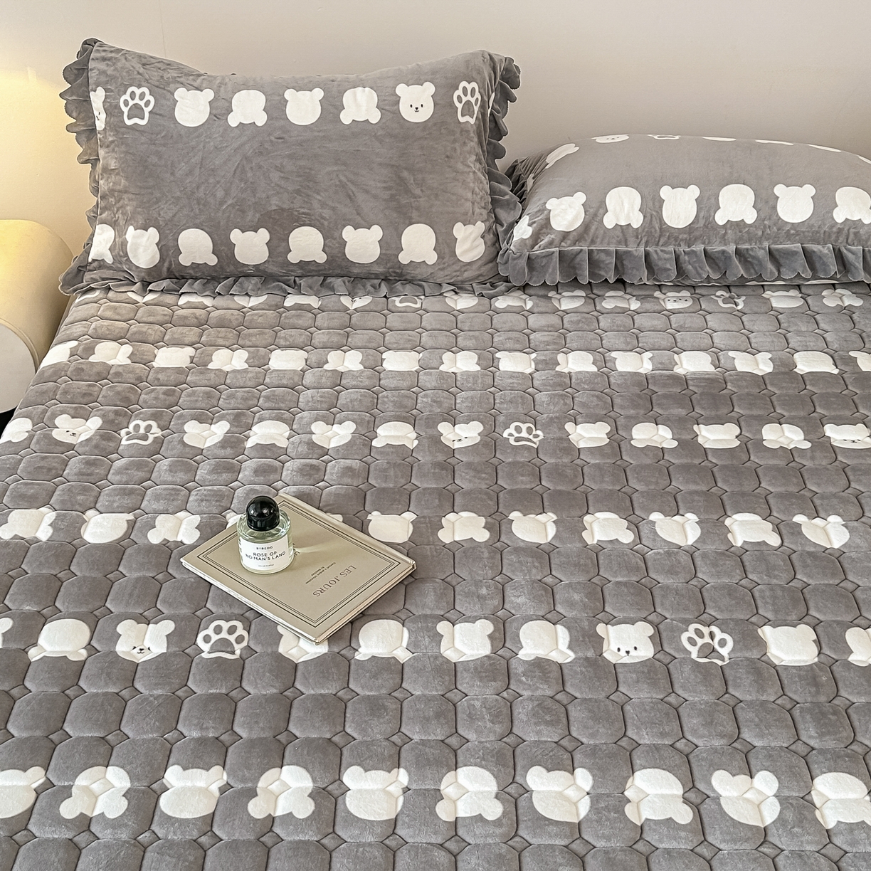 91家纺网 家纺一手货源 找家纺 手艺人家纺 2025新款 新格子宝宝绒床垫 DT52