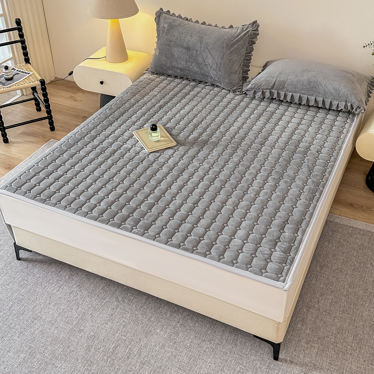 91家纺网 家纺一手货源 找家纺 手艺人家纺 2025新款 新格子宝宝绒床垫 DT53