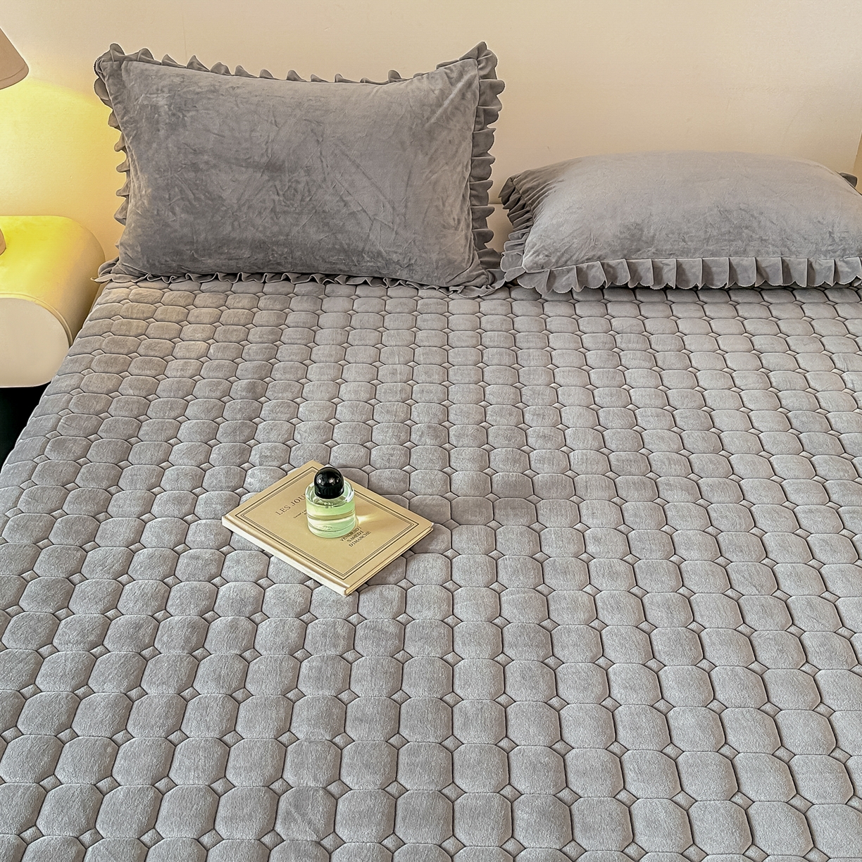 91家纺网 家纺一手货源 找家纺 手艺人家纺 2025新款 新格子宝宝绒床垫 DT53