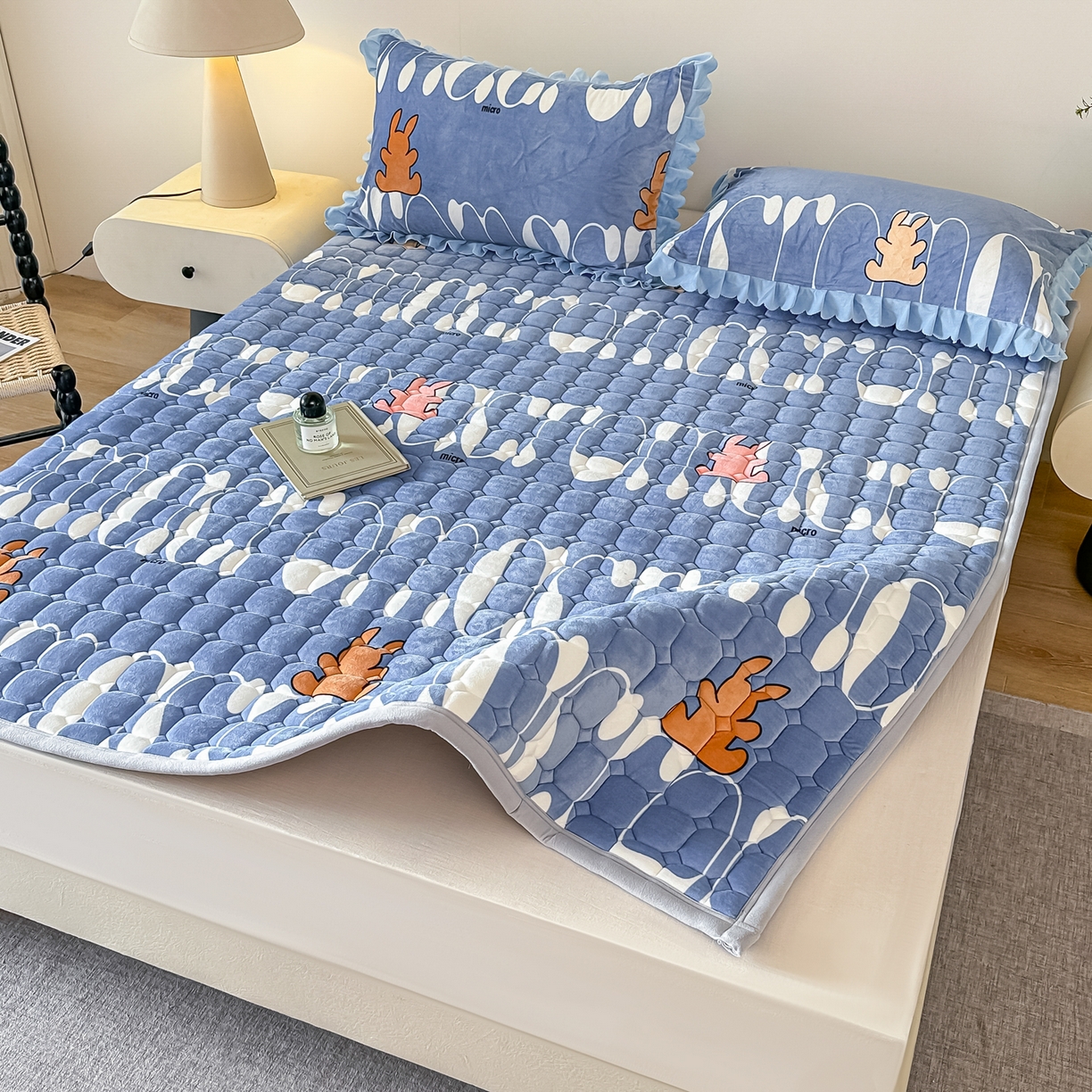 91家纺网 家纺一手货源 找家纺 手艺人家纺 2025新款 新格子宝宝绒床垫 DT55