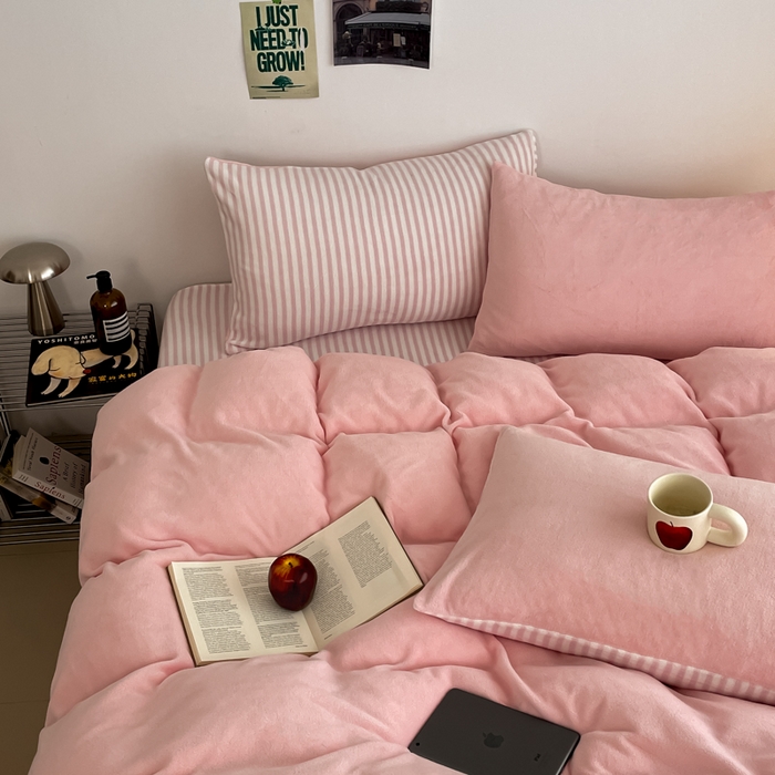 91家纺网 家纺一手货源 找家纺 三朵家纺 2025新款法莱绒混搭四件套 粉玉+细条