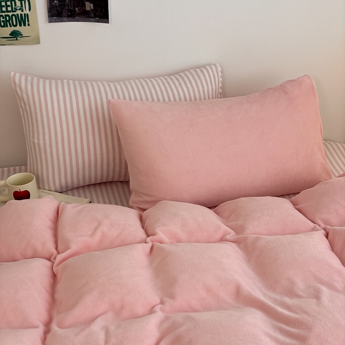 91家纺网 家纺一手货源 找家纺 三朵家纺 2025新款法莱绒混搭四件套 粉玉+细条