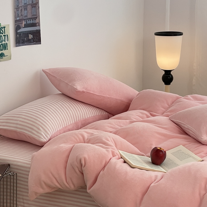 91家纺网 家纺一手货源 找家纺 三朵家纺 2025新款法莱绒混搭四件套 粉玉+细条