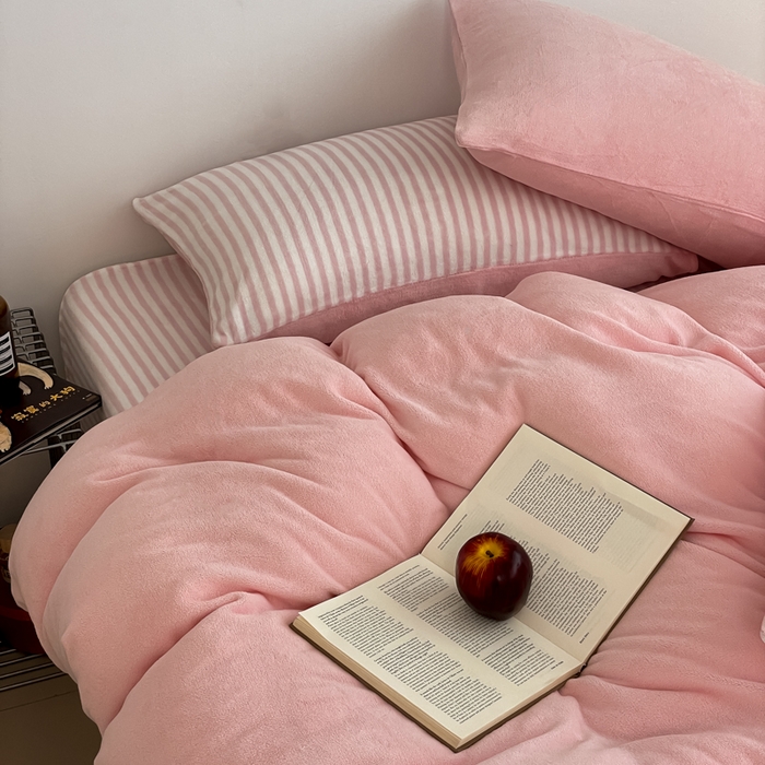 91家纺网 家纺一手货源 找家纺 三朵家纺 2025新款法莱绒混搭四件套 粉玉+细条