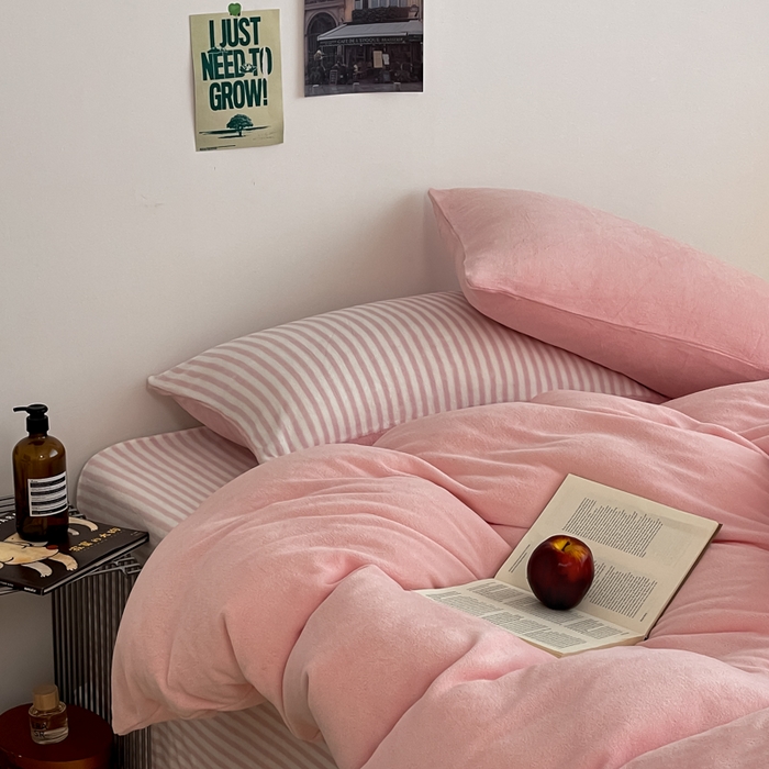 91家纺网 家纺一手货源 找家纺 三朵家纺 2025新款法莱绒混搭四件套 粉玉+细条