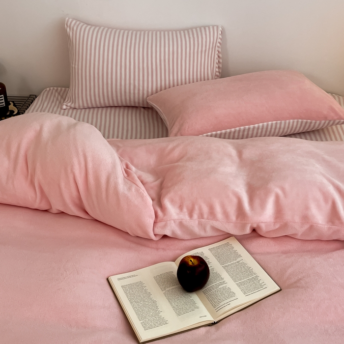 91家纺网 家纺一手货源 找家纺 三朵家纺 2025新款法莱绒混搭四件套 粉玉+细条