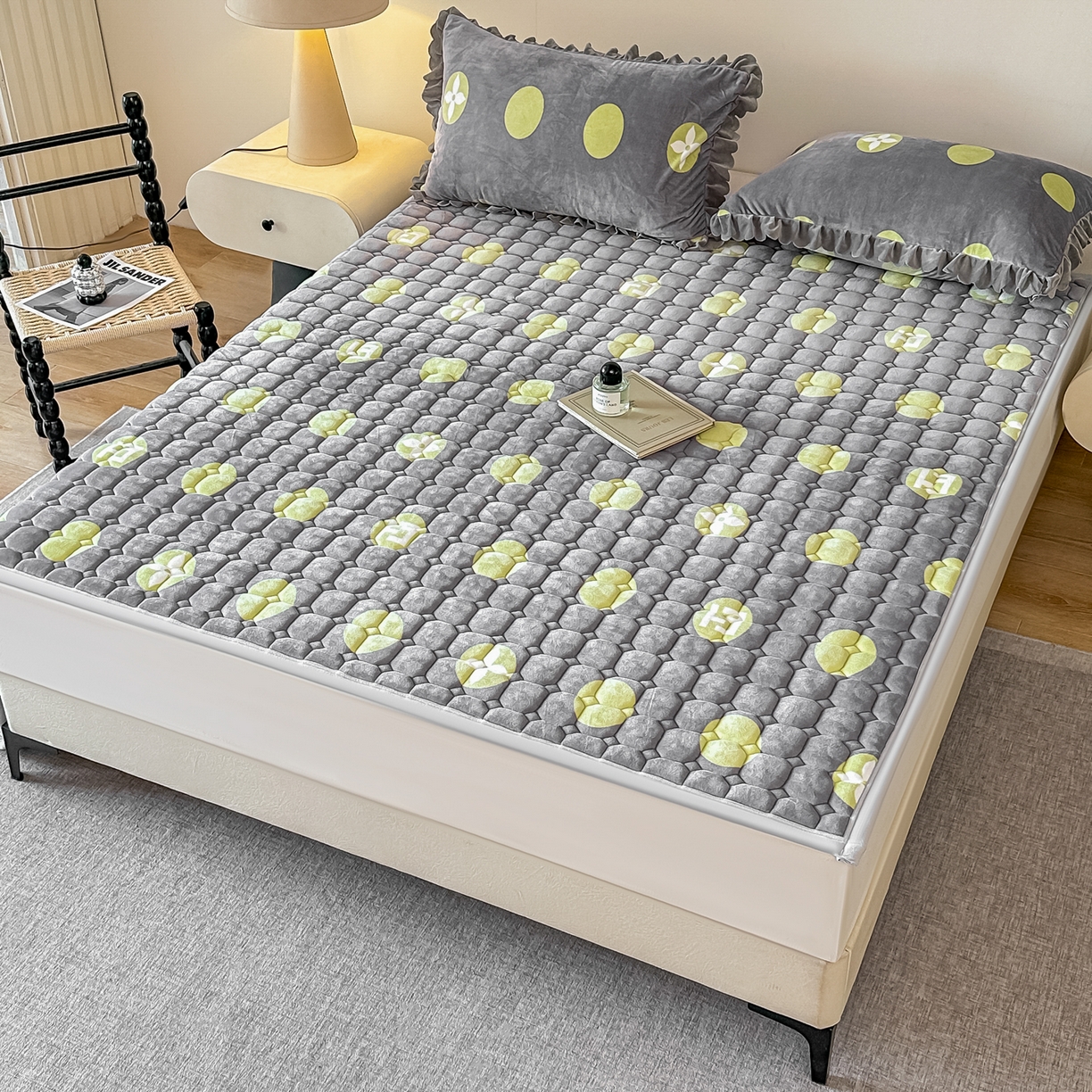 91家纺网 家纺一手货源 找家纺 手艺人家纺 2025新款 新格子宝宝绒床垫 DT56