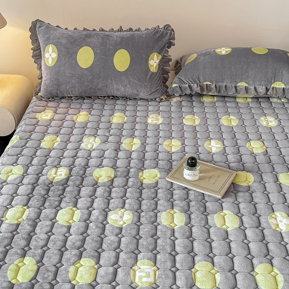 91家纺网 家纺一手货源 找家纺 手艺人家纺 2025新款 新格子宝宝绒床垫 DT56