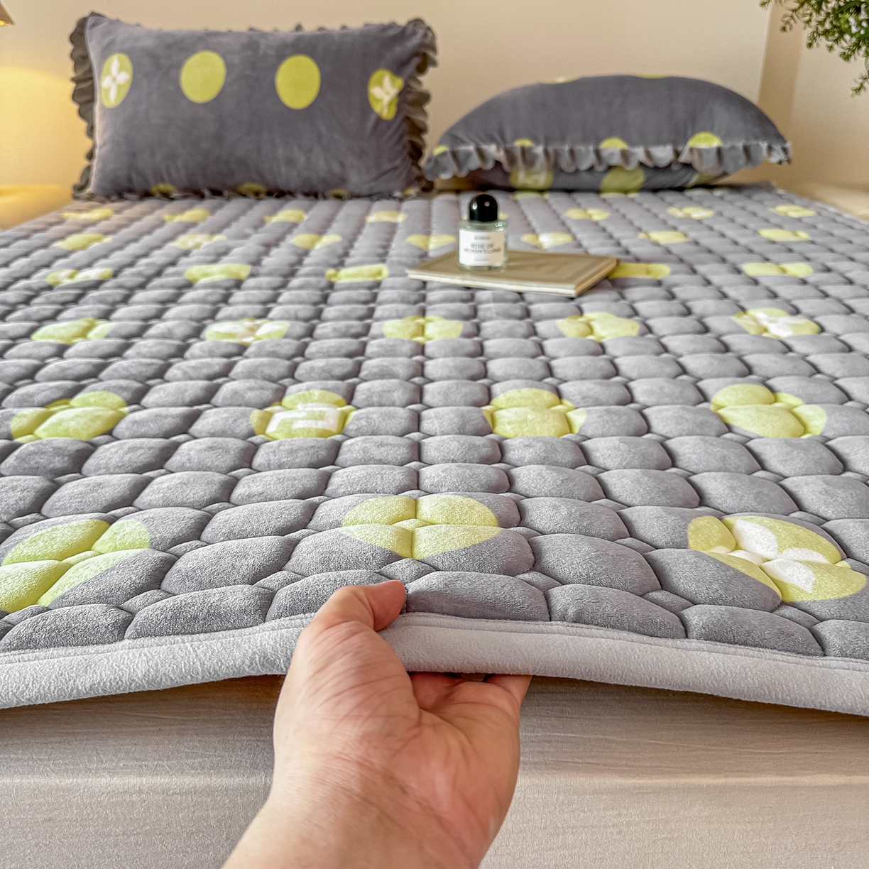 91家纺网 家纺一手货源 找家纺 手艺人家纺 2025新款 新格子宝宝绒床垫 DT56