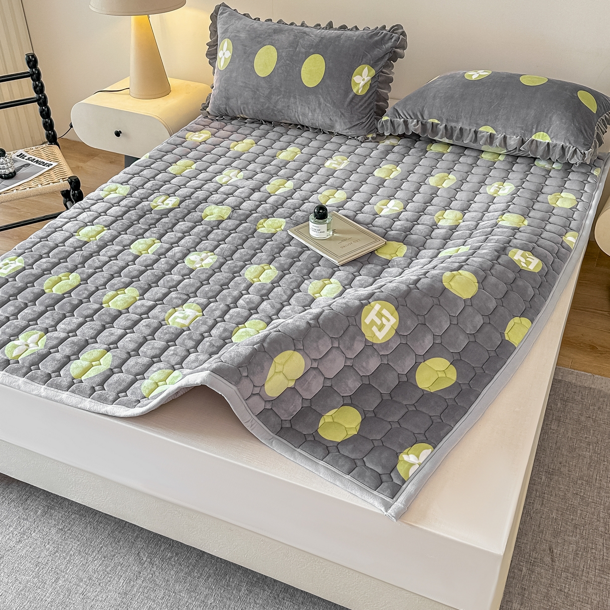 91家纺网 家纺一手货源 找家纺 手艺人家纺 2025新款 新格子宝宝绒床垫 DT56