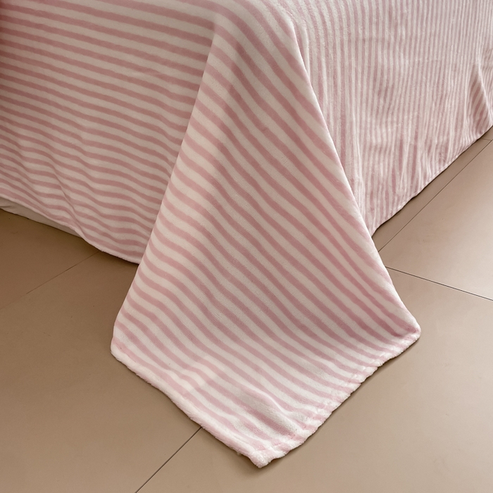 91家纺网 家纺一手货源 找家纺 三朵家纺 2025新款法莱绒混搭四件套 粉玉+细条