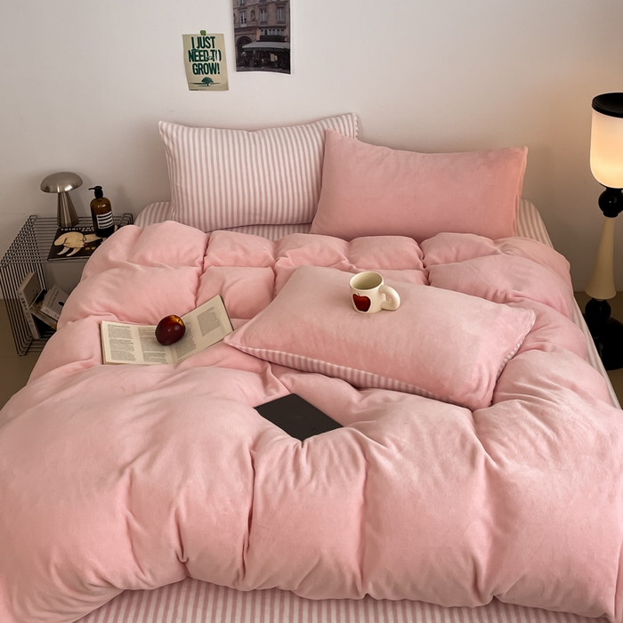 91家纺网 家纺一手货源 找家纺 三朵家纺 2025新款法莱绒混搭四件套 粉玉+细条