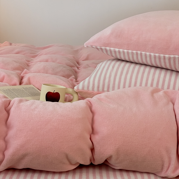 91家纺网 家纺一手货源 找家纺 三朵家纺 2025新款法莱绒混搭四件套 粉玉+细条