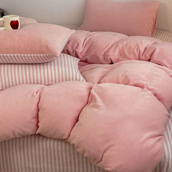 91家纺网 家纺一手货源 找家纺 三朵家纺 2025新款法莱绒混搭四件套 粉玉+细条