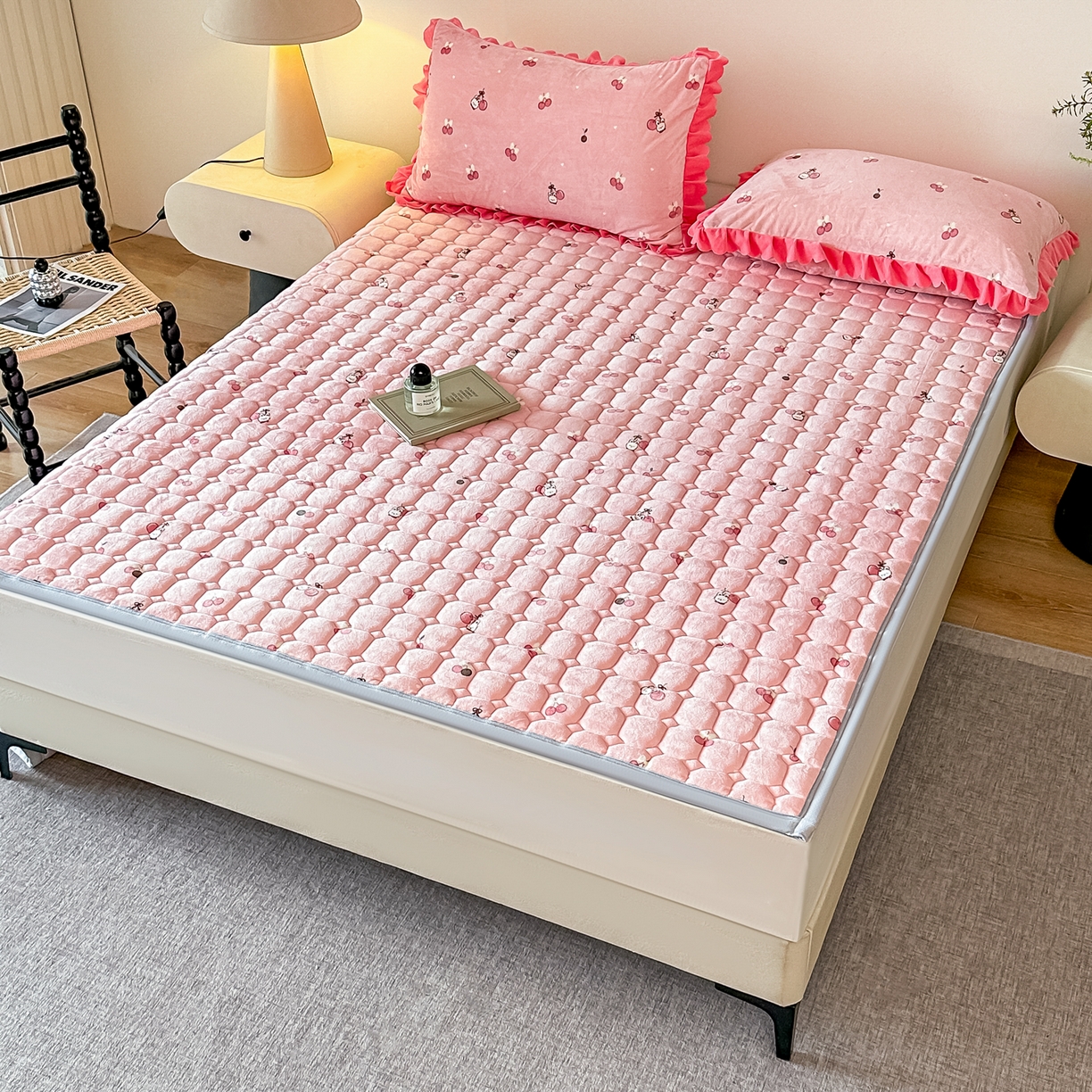 91家纺网 家纺一手货源 找家纺 手艺人家纺 2025新款 新格子宝宝绒床垫 DT57