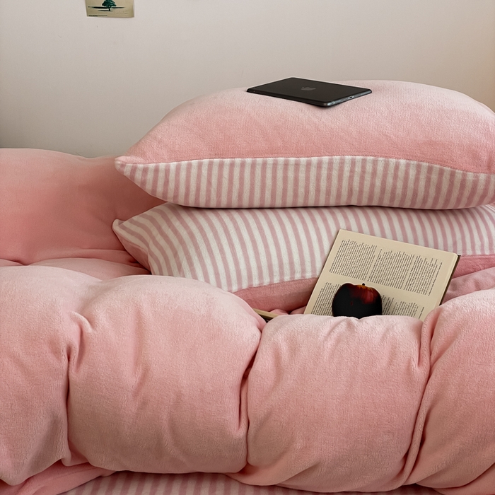 91家纺网 家纺一手货源 找家纺 三朵家纺 2025新款法莱绒混搭四件套 粉玉+细条