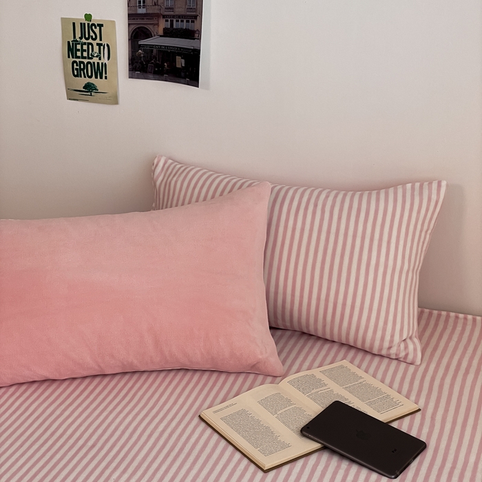 91家纺网 家纺一手货源 找家纺 三朵家纺 2025新款法莱绒混搭四件套 粉玉+细条