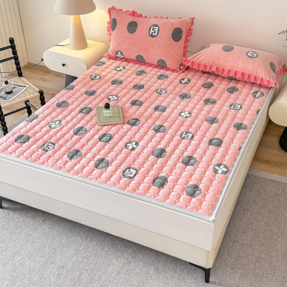 91家纺网 家纺一手货源 找家纺 手艺人家纺 2025新款 新格子宝宝绒床垫 DT58