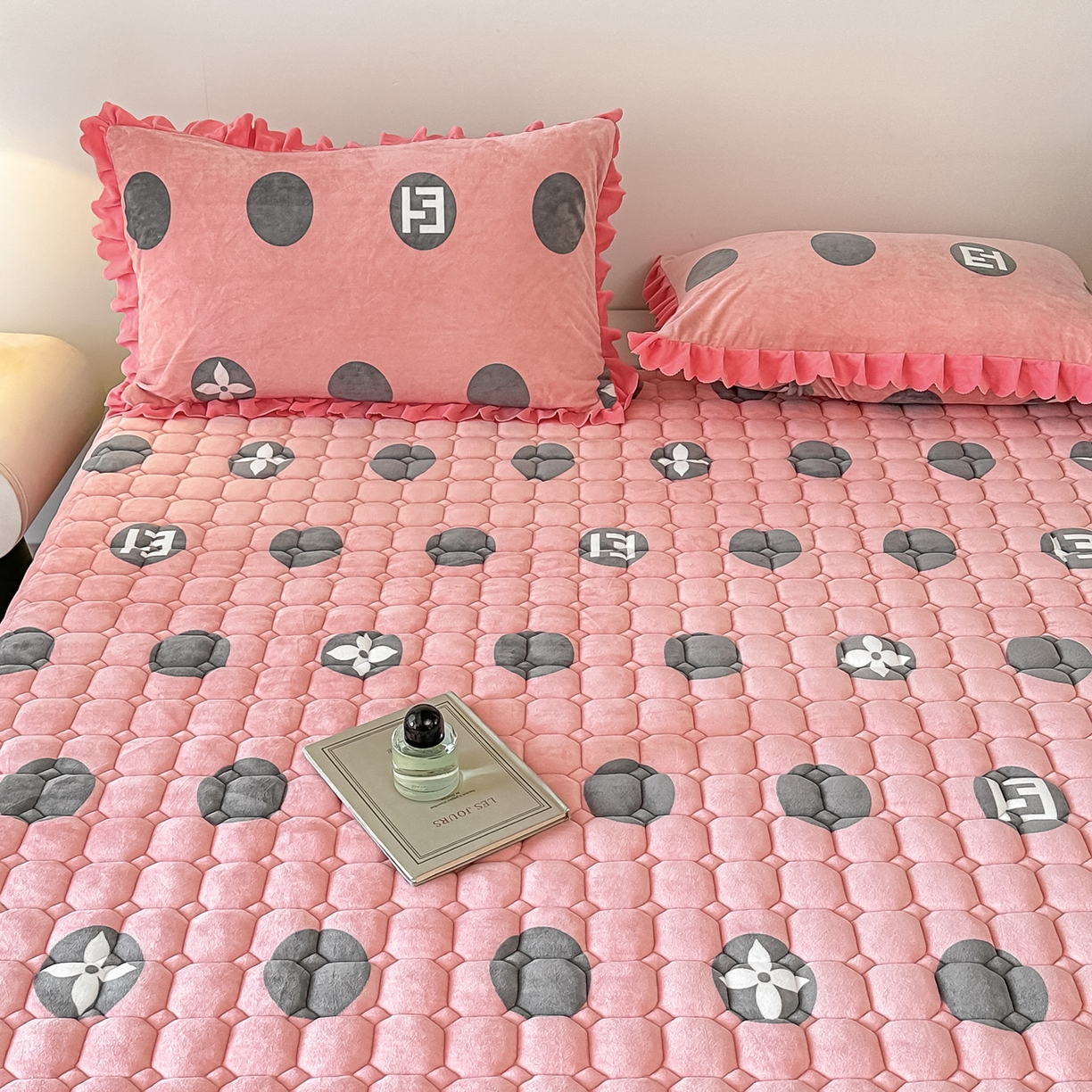 91家纺网 家纺一手货源 找家纺 手艺人家纺 2025新款 新格子宝宝绒床垫 DT58