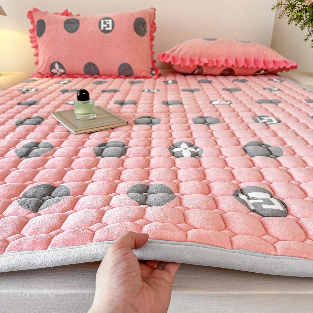 91家纺网 家纺一手货源 找家纺 手艺人家纺 2025新款 新格子宝宝绒床垫 DT58