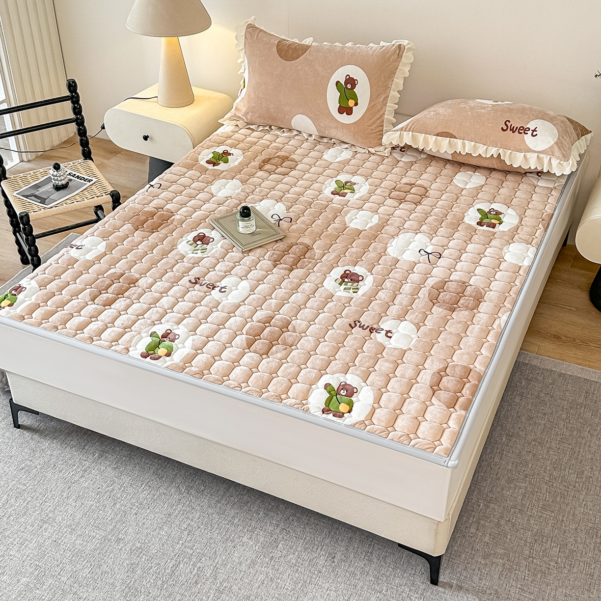 91家纺网 家纺一手货源 找家纺 手艺人家纺 2025新款 新格子宝宝绒床垫 DT59