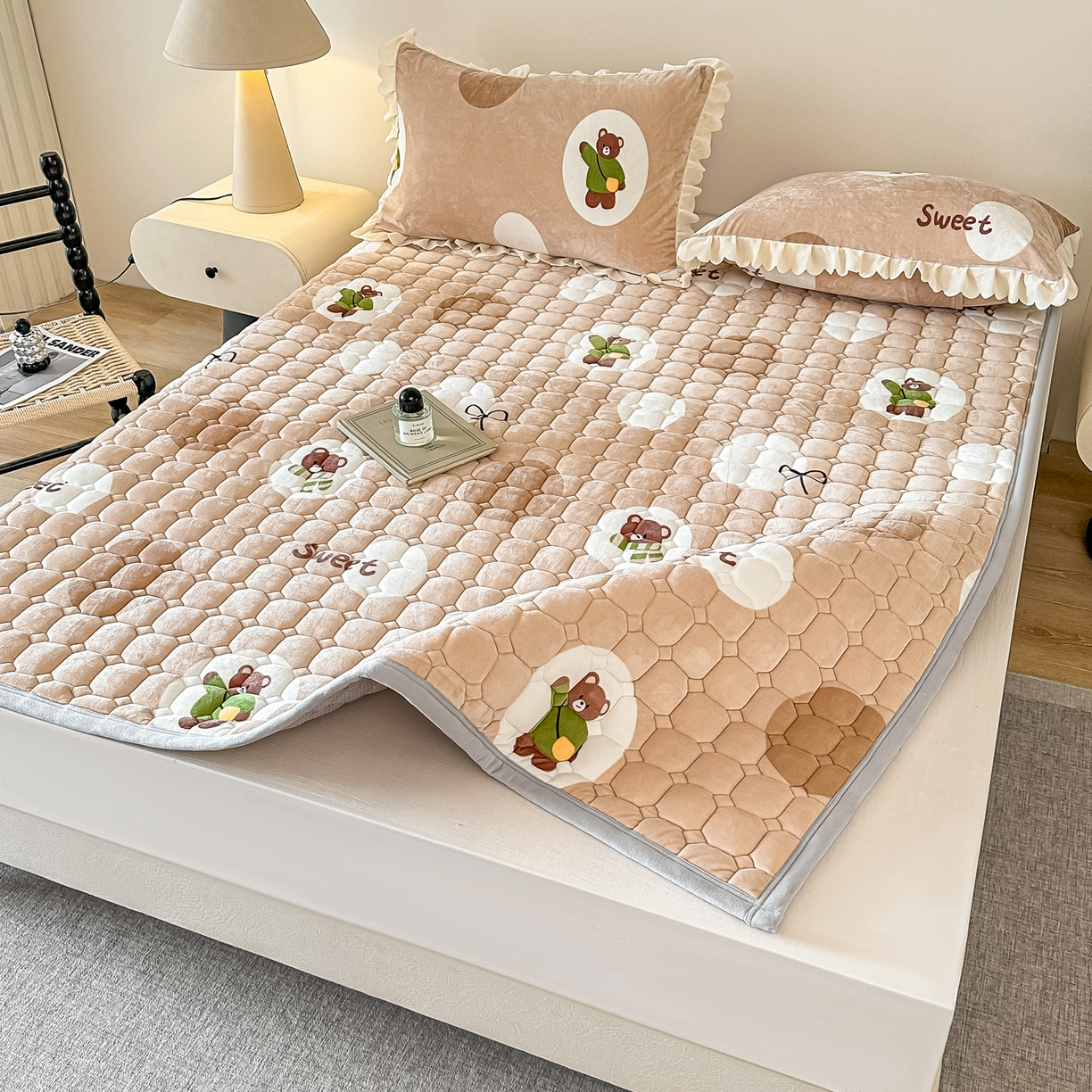 91家纺网 家纺一手货源 找家纺 手艺人家纺 2025新款 新格子宝宝绒床垫 DT59