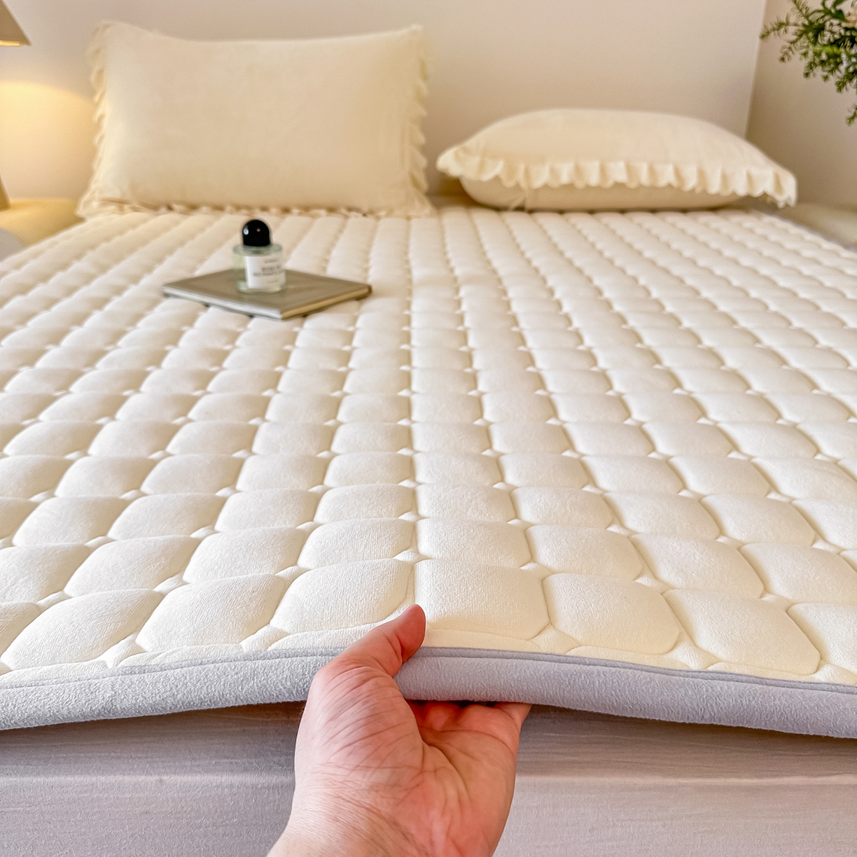 91家纺网 家纺一手货源 找家纺 手艺人家纺 2025新款 新格子宝宝绒床垫 DT62